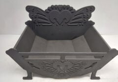 Döküm Desenli Şömine Odunluğu – Şık ve Dayanıklı Metal Odun Sepeti