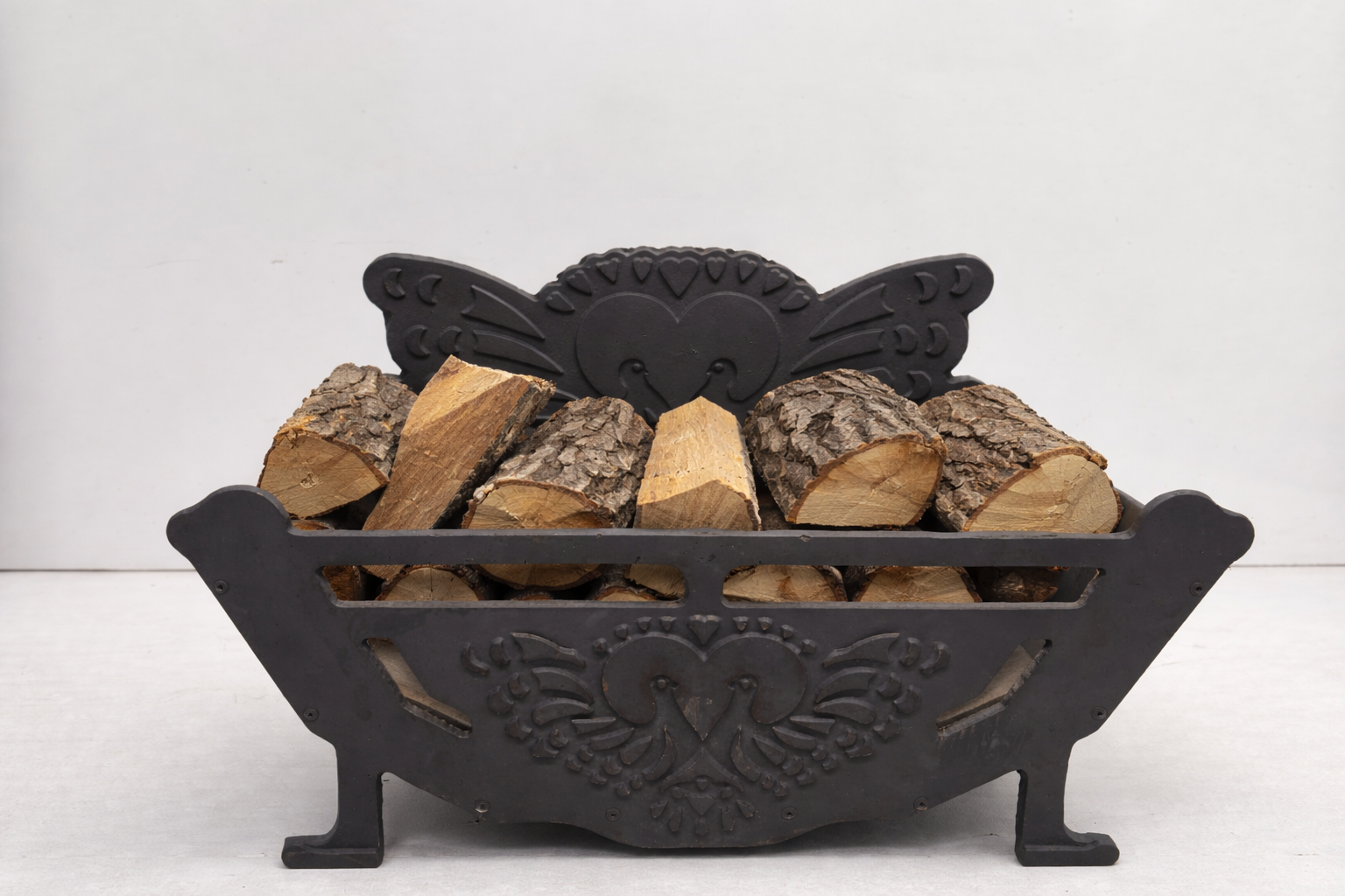 Döküm Desenli Şömine Odunluğu – Şık ve Dayanıklı Metal Odun Sepeti