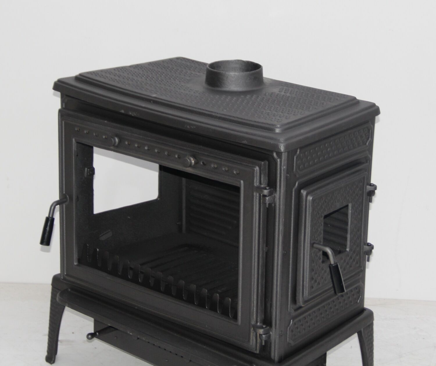 Gusseiserner Kaminofen mit Glasfront – Leistungsstarke Heizung und stilvolles Design