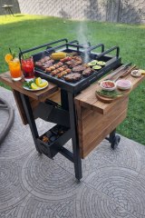 Holz- und Holzkohlegrill auf Rädern – mit Holzseitenwänden