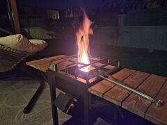 Tekerlekli Odun Kömürlü Bahçe Mangalı – Ahşap Yan Panelli