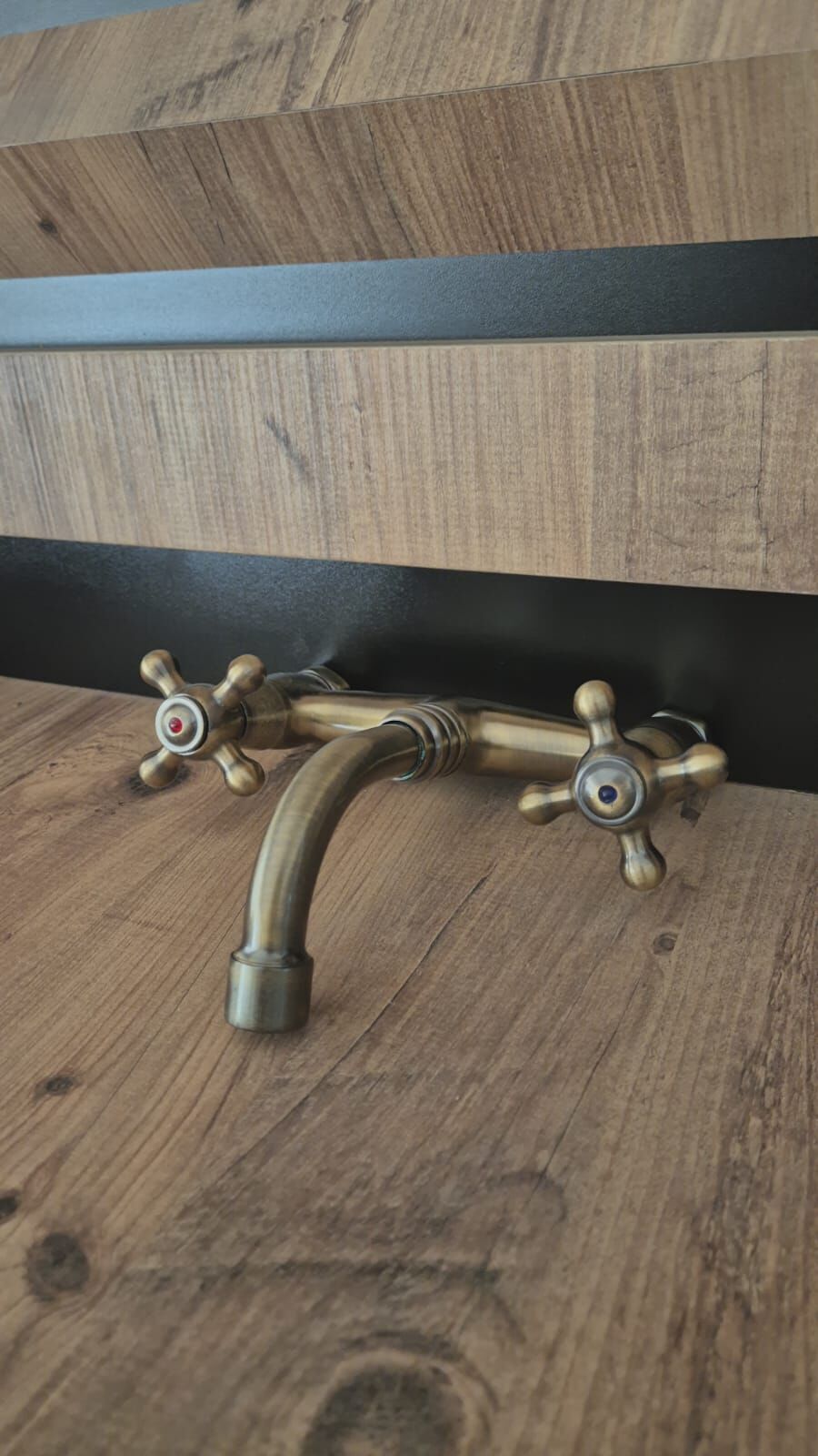 Eskitme Pirinç Duvar Tipi Lavabo Musluğu – Çift Kollu