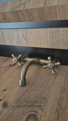 Eskitme Pirinç Duvar Tipi Lavabo Musluğu – Çift Kollu