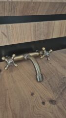 Eskitme Pirinç Duvar Tipi Lavabo Musluğu – Çift Kollu
