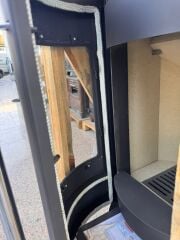 Modern Döküm Cam Kapaklı Şömine Soba – Şıklığın ve Gücün Buluşması!