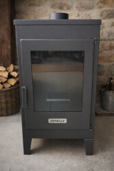 Der Dorello Pellet-Ofen ist ein Blechofen, Modell mit drei Glasscheiben.